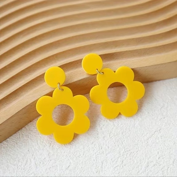 Flower Power Retro 70’s Hollow Flower Acrylic Dangle Earrings - Picture 5 of 11